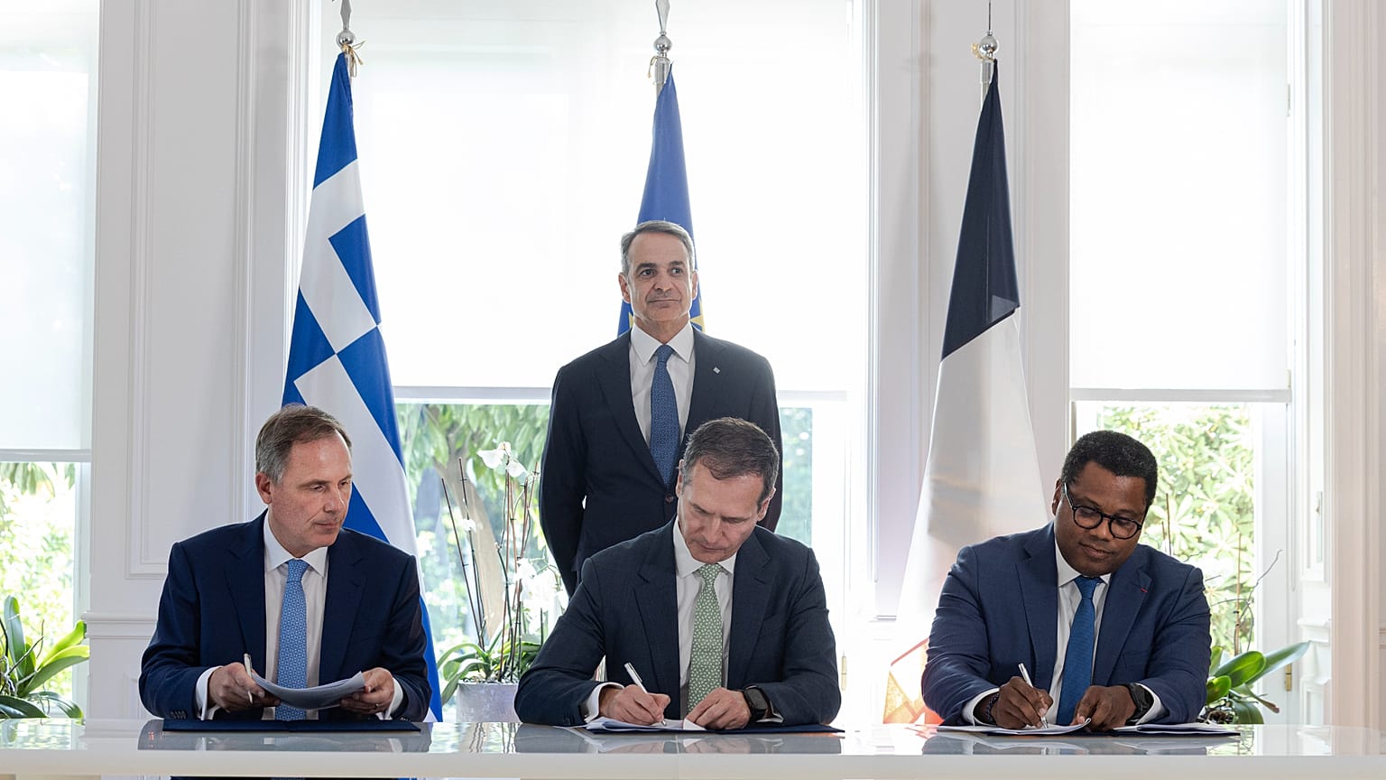 Φωτογραφία από τη συμφωνία για την είσοδο του γαλλικού επενδυτικού ομίλου Meridiam στην εταιρεία Great Sea Interconnector