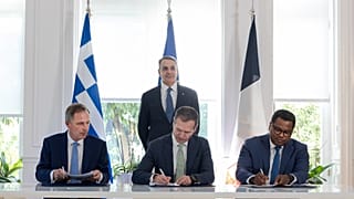 Φωτογραφία από τη συμφωνία για την είσοδο του γαλλικού επενδυτικού ομίλου Meridiam στην εταιρεία Great Sea Interconnector