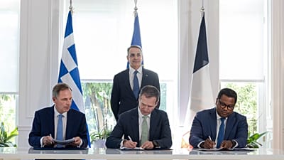 Φωτογραφία από τη συμφωνία για την είσοδο του γαλλικού επενδυτικού ομίλου Meridiam στην εταιρεία Great Sea Interconnector