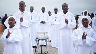 Cancer du pape Léon XIV : les fidèles prient pour son rétablissement