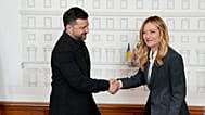 Sağda Giorgia Meloni, 15 Nisan'da Roma'daki Palazzo Chigi'de Ukrayna Devlet Başkanı Volodimir Zelenskiy'le bir araya gelirken görülüyor