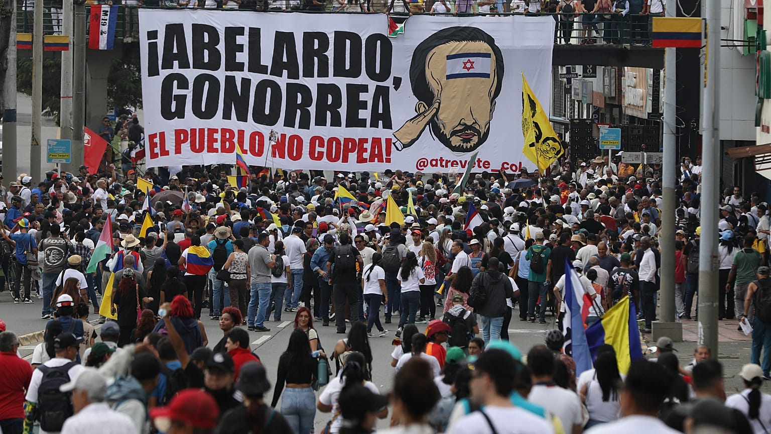 Varios manifestantes se concentran contra el Gobierno de Abelardo de la Espriella durante una marcha convocada por sindicatos y grupos de oposición en Cali, Colombia