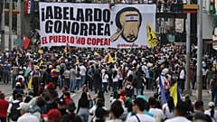 Varios manifestantes se concentran contra el Gobierno de Abelardo de la Espriella durante una marcha convocada por sindicatos y grupos de oposición en Cali, Colombia