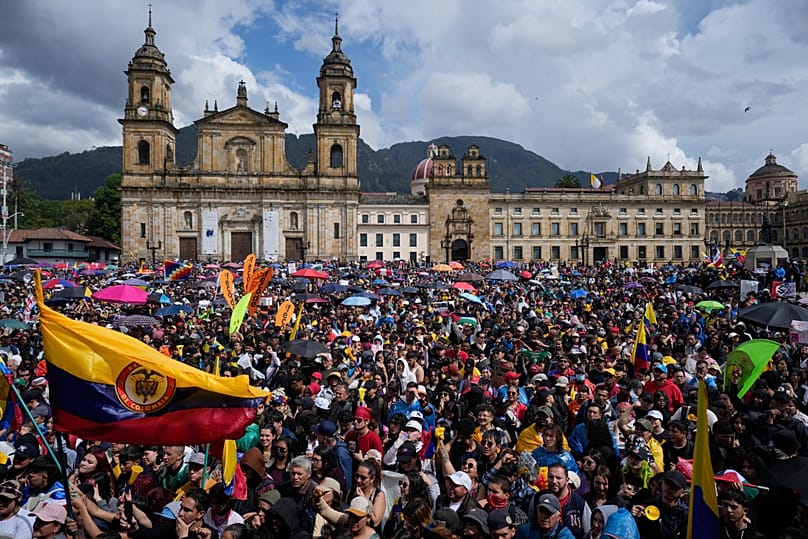 Varios manifestantes se reúnen para protestar contra el Gobierno de Abelardo de la Espriella durante una marcha convocada por sindicatos y grupos de oposición 