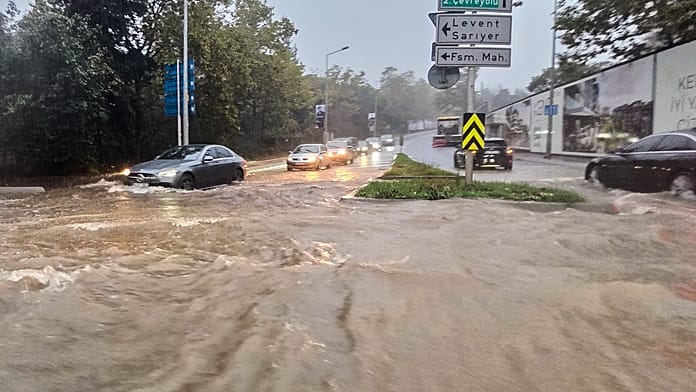Fatih'te su birikintisine basan bir çocuk, akıma kapılarak hayatını kaybetti