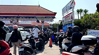 Long queue of vehicles at gas station