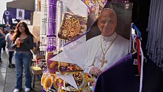 A perui fővárosban, a Las Nazarenas-szentély és kolostor előtt kiállítottak egy XIV. Leó pápáról készült posztert, amelyet eladásra kínálnak, a pápa tervezet látogatása előtt.
