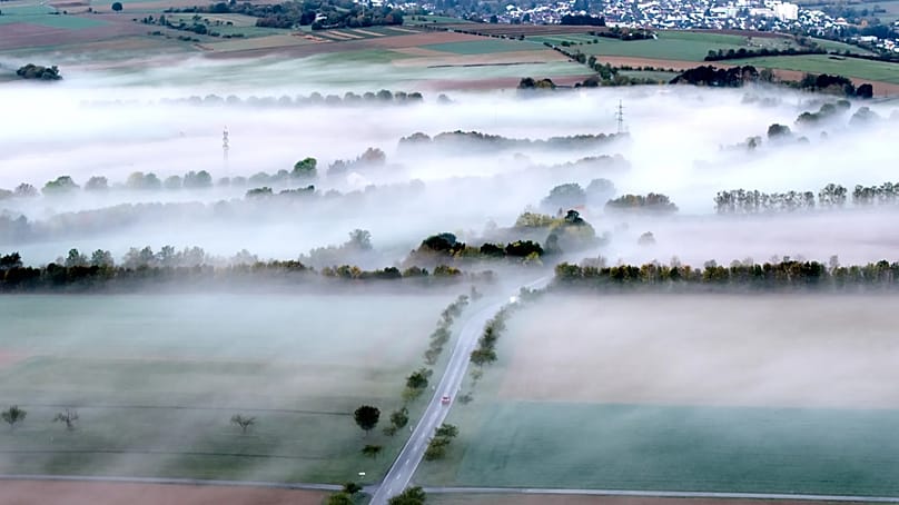 Nebelschwaden ziehen morgens durch die Landschaft. Tagsüber soll es aufklaren.