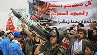 حوثی‌ها در صنعا، یمن، جمعه، ۱۷ ژوئیه ۲۰۲۶، علیه ائتلاف به رهبری عربستان سعودی تجمع کردند. روی پلاکاردی به زبان عربی نوشته شده: «تمام تأسیسات نفتی عربستان سعودی هدف موشکهای ما