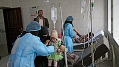 Archivo: Una niña, con sospecha de infección por cólera, recibe tratamiento en un hospital de Saná, Yemen, el lunes 9 de septiembre de 2019.