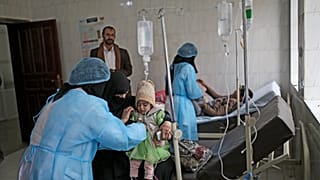 Archivo: Una niña, con sospecha de infección por cólera, recibe tratamiento en un hospital de Saná, Yemen, el lunes 9 de septiembre de 2019.