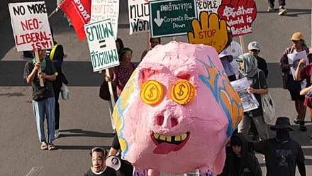 Thaïlande : à Bangkok, des manifestants dénoncent FMI, Banque mondiale et capitalisme destructeur