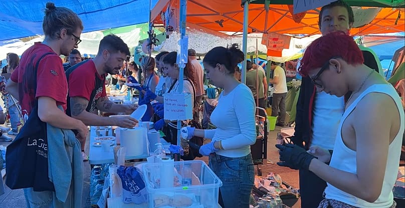 Imágenes del reparto de la comida en la plaza. 