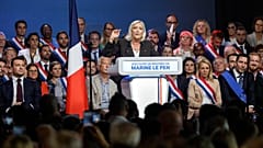 Aşırı sağcı Fransız lider Marine Le Pen, Fransa’nın kuzeyindeki Henin-Beaumont’da konuşma yaparken, 13 Eylül 2026 Pazar. 