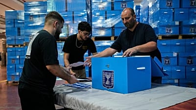 تجهيز صناديق الاقتراع للانتخابات العامة المقبلة في إسرائيل داخل المركز اللوجستي التابع للجنة الانتخابات المركزية بالقرب من "شوهام" في وسط إسرائيل،