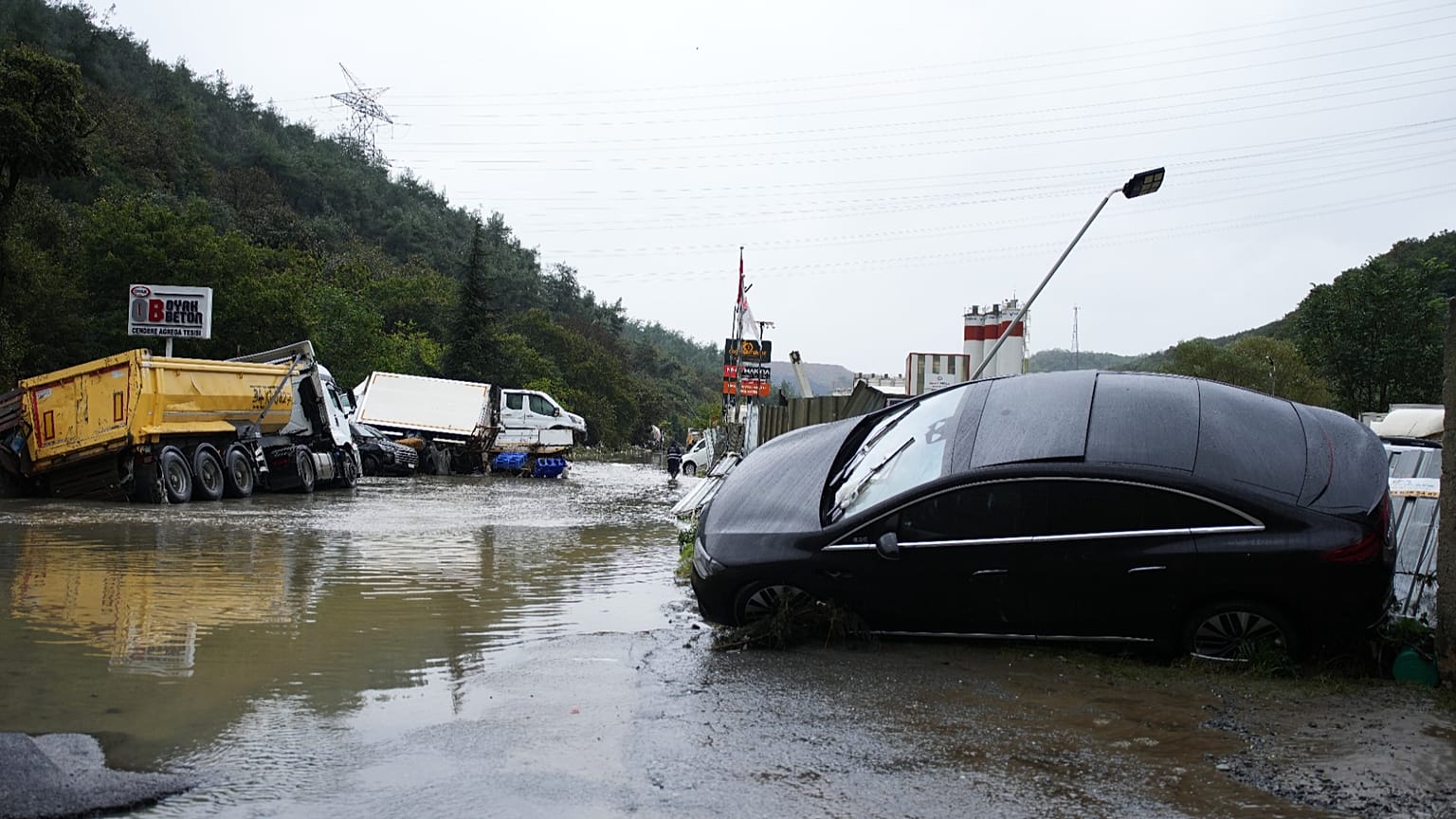 Vehicles lie scattered in the aftermath of floods caused by heavy rains in Istanbul, 15 October, 2026