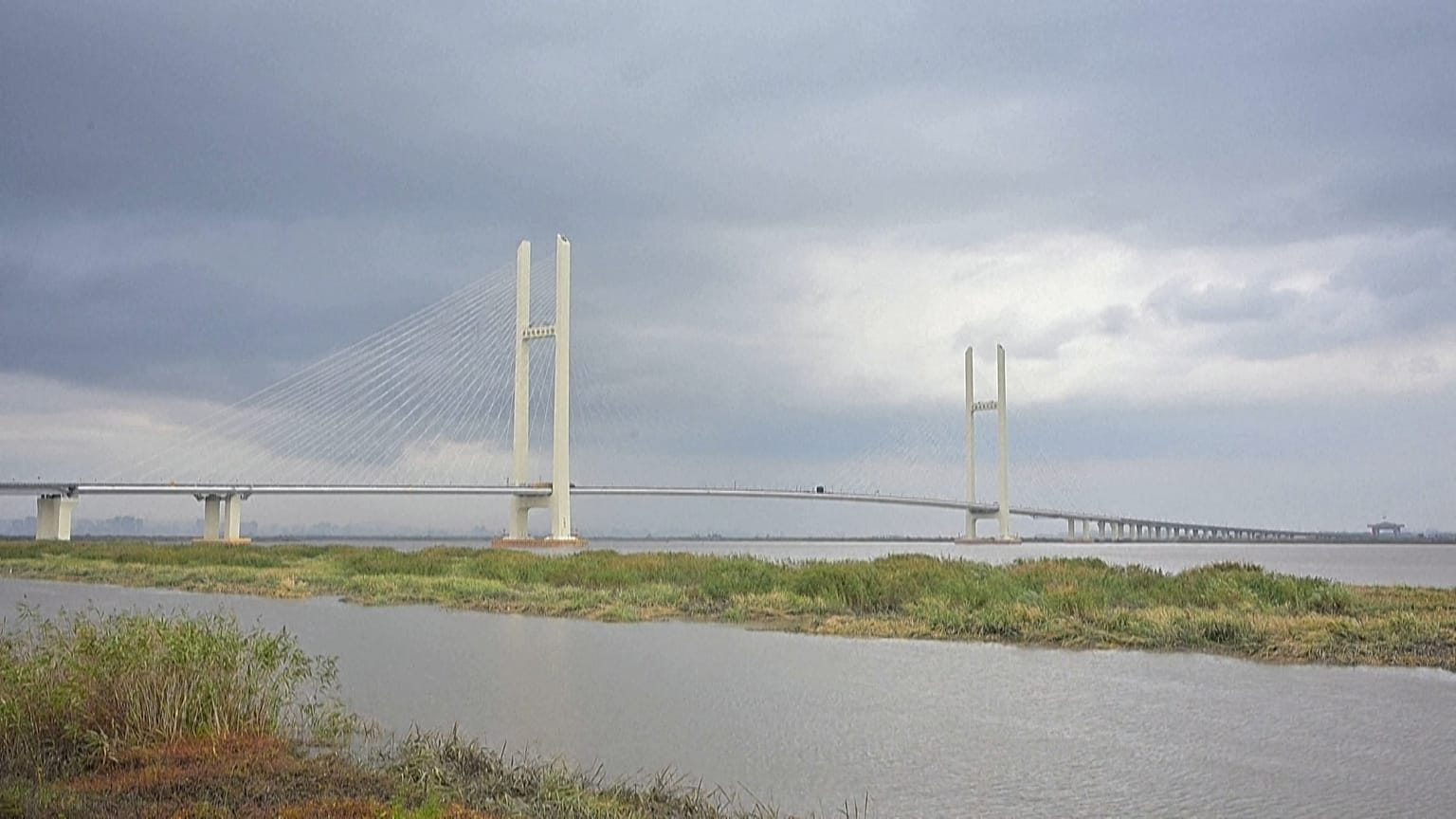Nova ponte sobre o rio Yalu em Dandong liga China e Coreia do Norte
