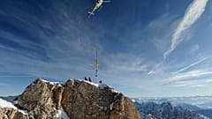 Hubschrauber am Gipfelkreuz von Deutschlands höchstem Berg