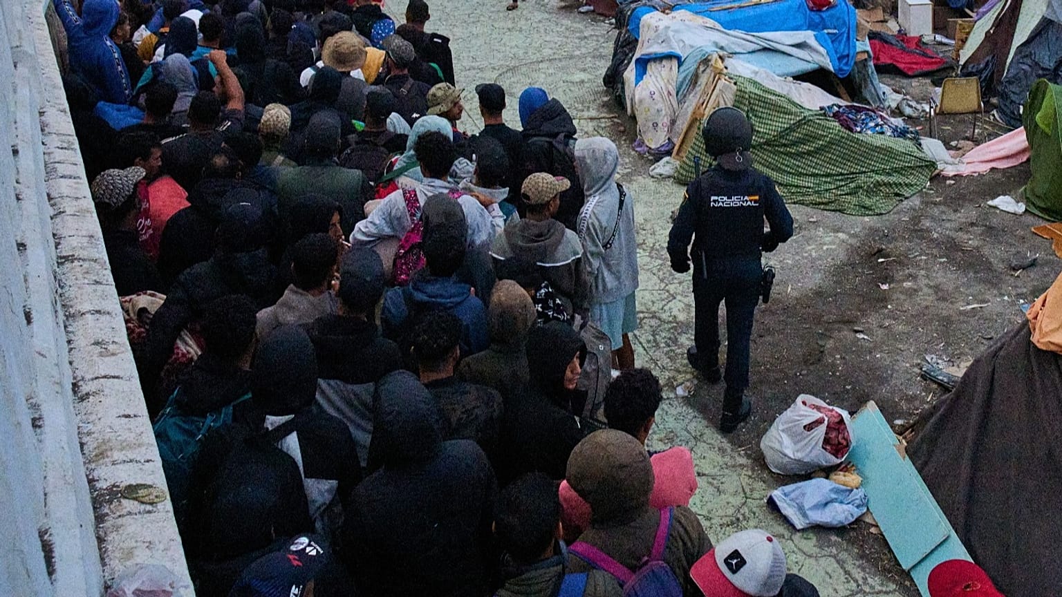 La Policía Nacional española desaloja a migrantes de un campamento improvisado en la playa de Benítez, en el enclave español de Ceuta, el martes 29 de septiembre de 2026.