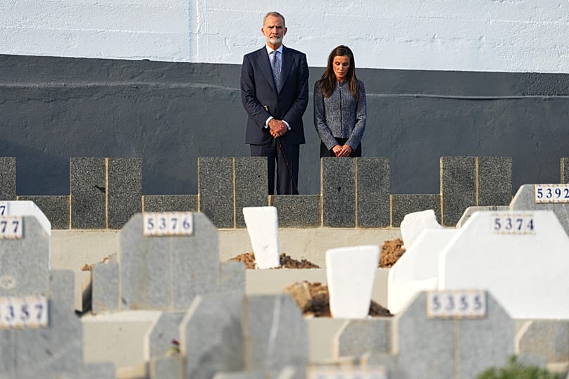 Felipe VI y Letizia en el cementerio de Sidi Embarek, donde están enterradas las personas que fallecieron en el mar los días 30 y 31 de julio de 2026.