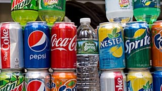 Archivbild: Dosen mit Softdrinks und Wasserflaschen auf einem Imbisswagen in New York am Montag, dem siebten Mai 2018.