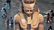 مجسمه فرعون رامسس دوم؛ این تصویر مربوط به نخستین روز حضور بازدیدکنندگان پس از افتتاح رسمی «موزه بزرگ مصر» در جیزه (مصر) است که روز سه‌شنبه، ۴ نوامبر ۲۰۲۵ ثبت شده است.