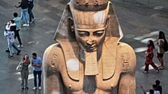 مجسمه فرعون رامسس دوم؛ این تصویر مربوط به نخستین روز حضور بازدیدکنندگان پس از افتتاح رسمی «موزه بزرگ مصر» در جیزه (مصر) است که روز سه‌شنبه، ۴ نوامبر ۲۰۲۵ ثبت شده است.