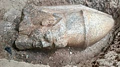 La cabeza de una estatua de Ramsés II descubierta en el delta del Nilo, en Egipto, mide unos 1,6 metros de altura.