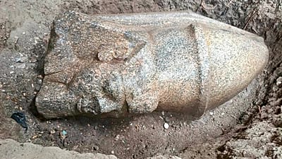 Голова статуи Рамзеса II, обнаруженной в дельте Нила в Египте, имеет высоту около 1,6 метра.