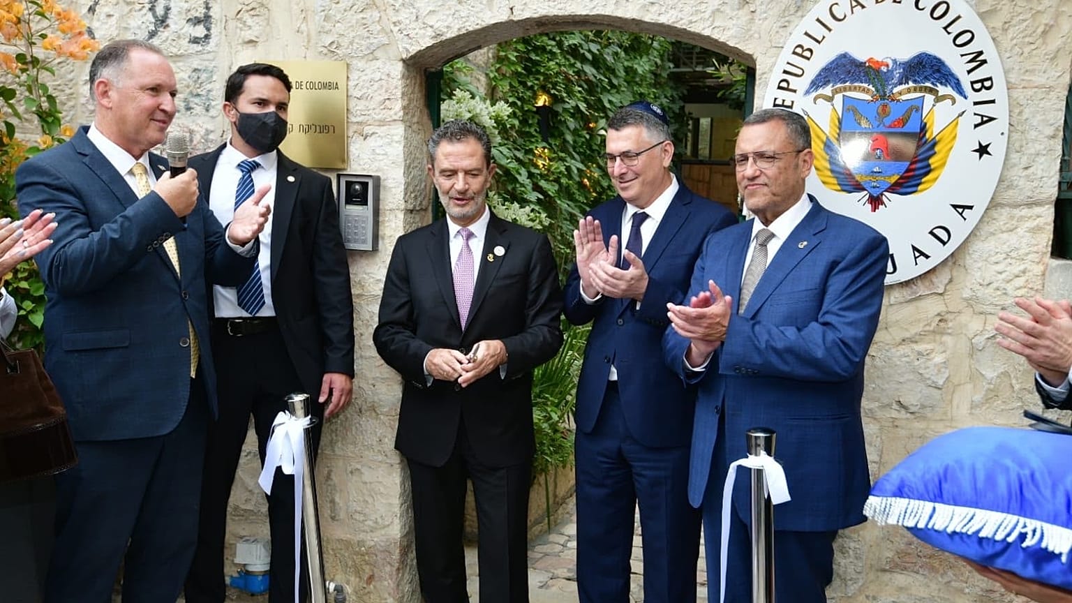 Kolombiya Dışişleri Bakanı Omar Bula (orta solda) İsrailli mevkidaşı Gideon Saar (orta sağda), Tel Aviv’den Kudüs’e taşınan Kolombiya Büyükelçiliğinin açılışında 14 Ekim 2026.