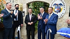 Ο Κολομβιανός ΥΠΕΞ Ομάρ Μπούλα και ο Ισραηλινός ομόλογός του Γκιντεόν Σαάρ στα εγκαίνια της πρεσβείας της Κολομβίας, που μεταφέρθηκε από Τελ Αβίβ σε Ιερουσαλήμ, 14 Οκτ. 2026.