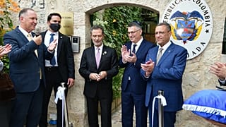 Szef dyplomacji Kolumbii Omar Bula (z lewej) i izraelski minister Gideon Saar (z prawej) na otwarciu ambasady przeniesionej z Tel Awiwu do Jerozolimy, 14.10.2026