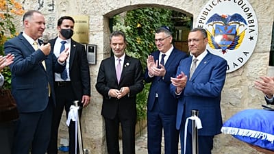 Ο Κολομβιανός ΥΠΕΞ Ομάρ Μπούλα και ο Ισραηλινός ομόλογός του Γκιντεόν Σαάρ στα εγκαίνια της πρεσβείας της Κολομβίας, που μεταφέρθηκε από Τελ Αβίβ σε Ιερουσαλήμ, 14 Οκτ. 2026.