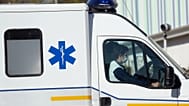 Un professionnel de santé porte un masque dans une ambulance le lundi 23 mars 2020 (Image d'illustration)