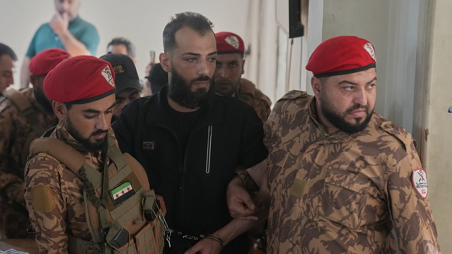 اقتياد مشتبه به لمحاكمة علنية بقصر عدل حلب (15 أكتوبر 2026) على خلفية اشتباكات الساحل الدامية في مارس 2025