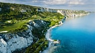 يعد منتجع "Thracian Cliffs Golf & Beach Resort" أبرز معالم الساحل البلغاري على البحر الأسود