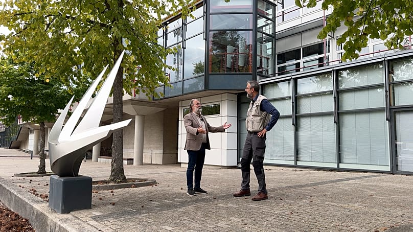 A Euronews Earth encontrou-se com Maarten Steinbuch (à esquerda), conceituado professor de Engenharia Mecânica na Universidade de Tecnologia de Eindhoven.