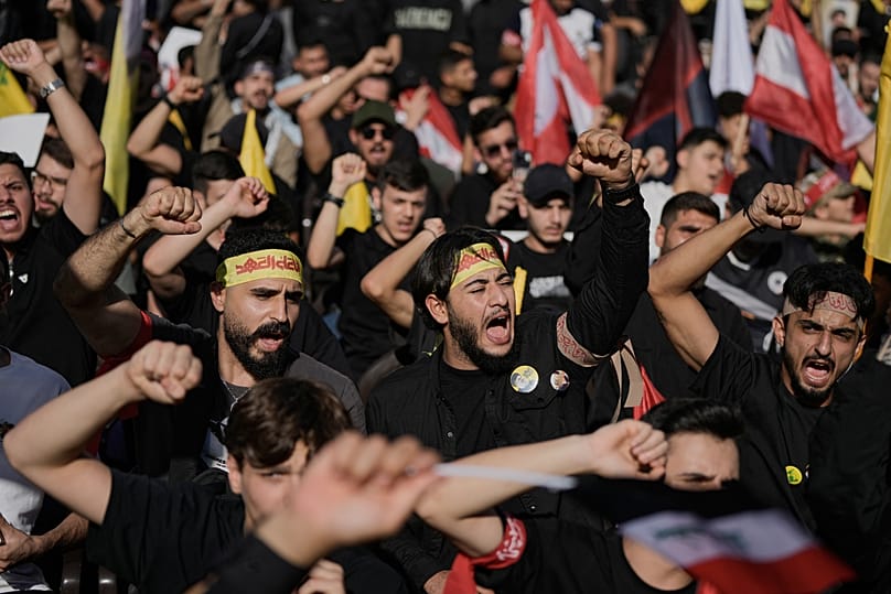 مناصرون لحزب الله يهتفون خلال إحياء الذكرى الثانية لاغتيال أمينه العام السابق حسن نصر الله بغارات إسرائيلية، عند ضريحه في بيروت، 27 سبتمبر 2026.