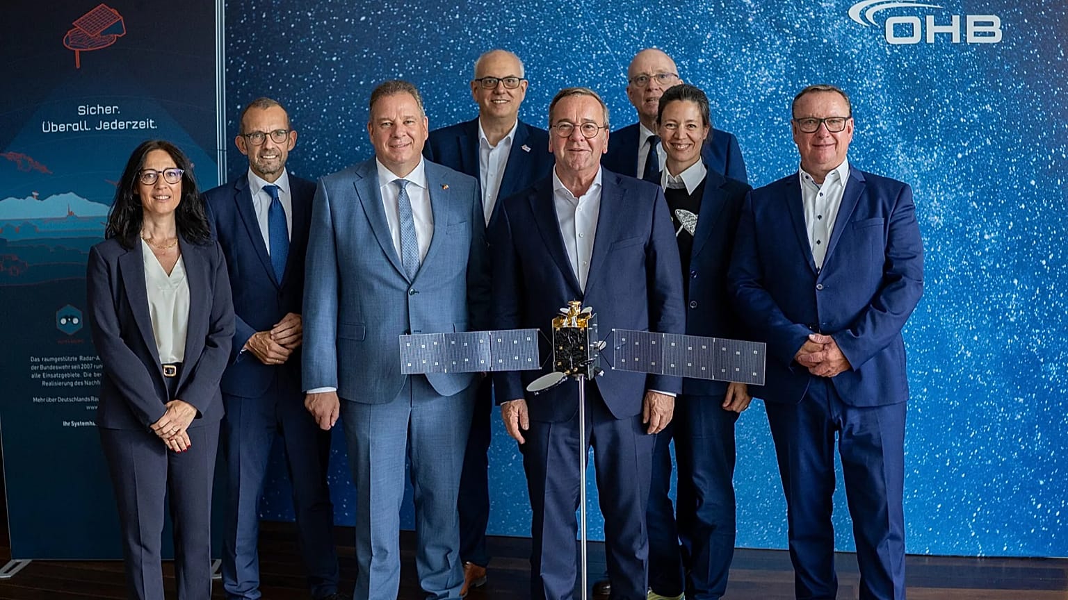 Verteidigungsminister Boris Pistorius (SPD) bei einem Besuch des Raumfahrtunternehmens OHB in Bremen am 14. Juli 2026.