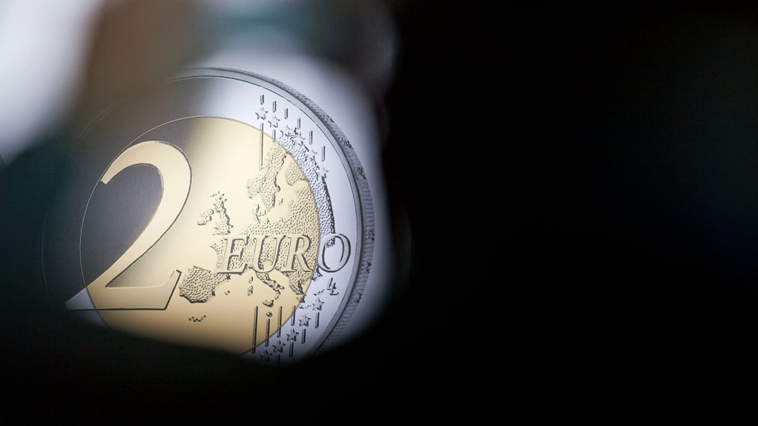 Eine Zwei-Euro-Münze bei der Präsentation einer Sonderprägung im Bundeskanzleramt in Berlin am Donnerstag, 9. Februar 2012.