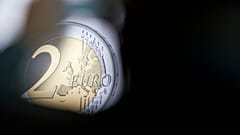 Eine Zwei-Euro-Münze bei der Präsentation einer Sonderprägung im Bundeskanzleramt in Berlin am Donnerstag, 9. Februar 2012.