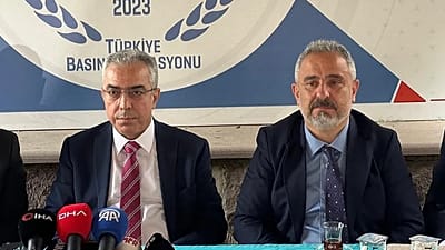 Cumhurbaşkanı Başdanışmanı Mehmet Uçum (solda), Türkiye Basın Federasyonu'nun "Anadolu Sohbetleri" programında gazetecilerin sorularını yanıtladı, 17 Eylül 2026.