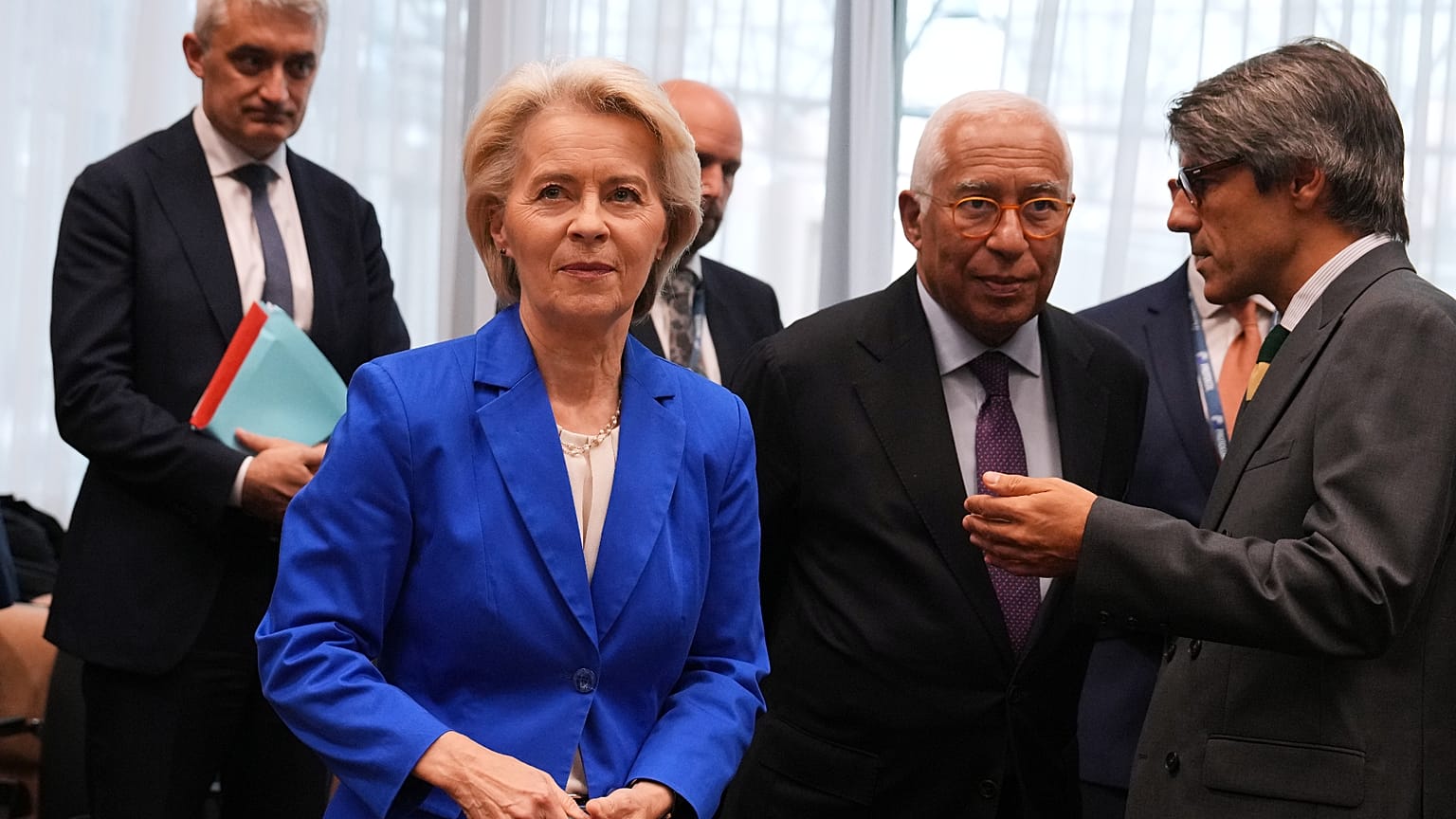 Az Európai Tanács elnöke, Antonio Costa (jobbról a második) és az Európai Bizottság elnöke, Ursula von der Leyen (elöl) Brüsszelben 2026, október 14-én