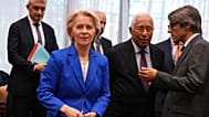 Az Európai Tanács elnöke, Antonio Costa (jobbról a második) és az Európai Bizottság elnöke, Ursula von der Leyen (elöl) Brüsszelben 2026, október 14-én