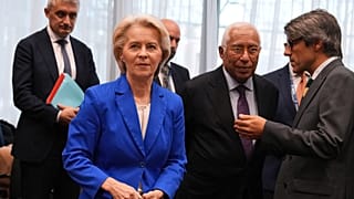Az Európai Tanács elnöke, Antonio Costa (jobbról a második) és az Európai Bizottság elnöke, Ursula von der Leyen (elöl) Brüsszelben 2026, október 14-én