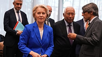 Az Európai Tanács elnöke, Antonio Costa (jobbról a második) és az Európai Bizottság elnöke, Ursula von der Leyen (elöl) Brüsszelben 2026, október 14-én