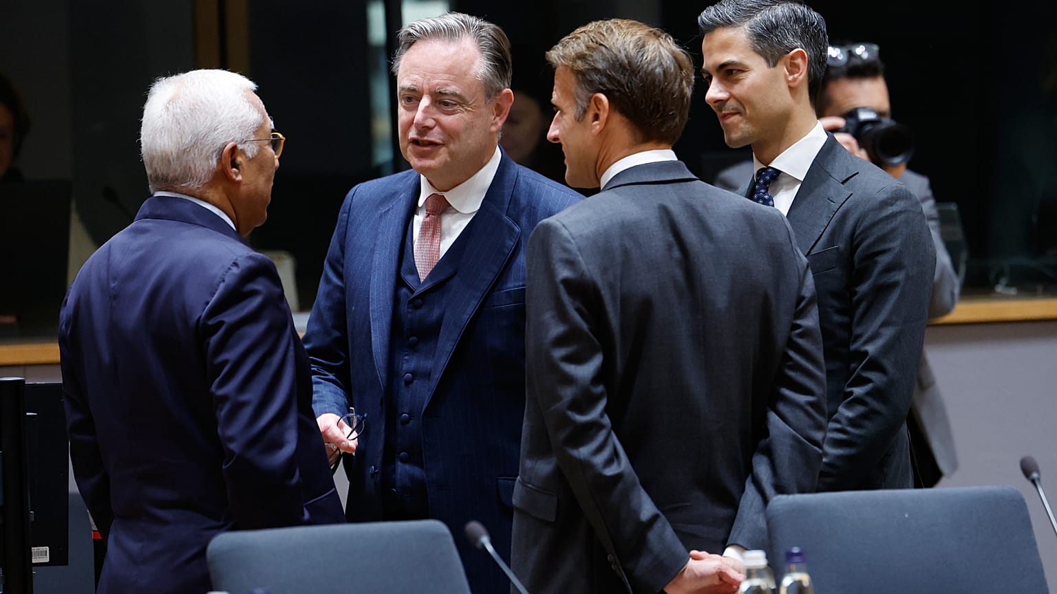 il presidente del Consiglio europeo Costa, il primo ministro belga De Wever, il presidente francese Macron e il primo ministro olandese Rob Jetten al summit di Bruxelles 