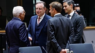 il presidente del Consiglio europeo Costa, il primo ministro belga De Wever, il presidente francese Macron e il primo ministro olandese Rob Jetten al summit di Bruxelles 