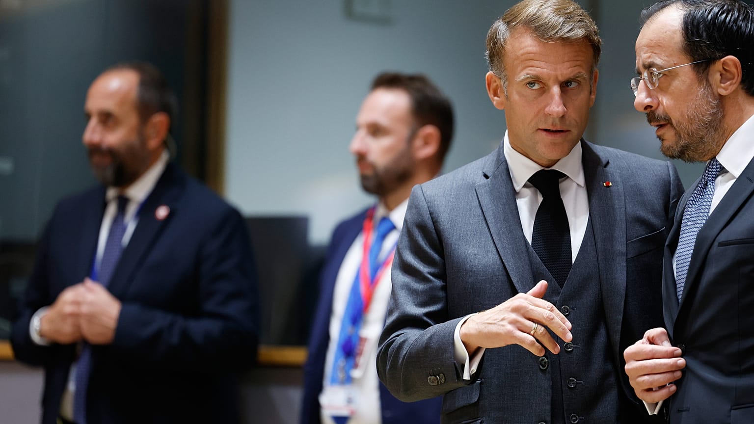 Prezydent Francji Emmanuel Macron z prezydentem Cypru Nikosem Christodoulidesem na szczycie UE w Brukseli, 15 października 2026 r.