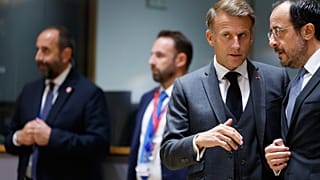 Prezydent Francji Emmanuel Macron z prezydentem Cypru Nikosem Christodoulidesem na szczycie UE w Brukseli, 15 października 2026 r.